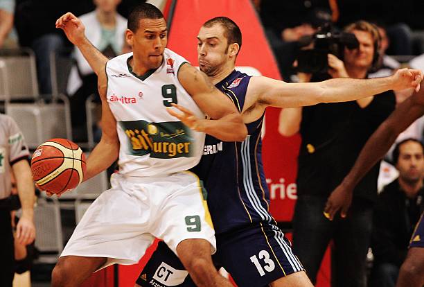 后防线的稳 后防线的稳